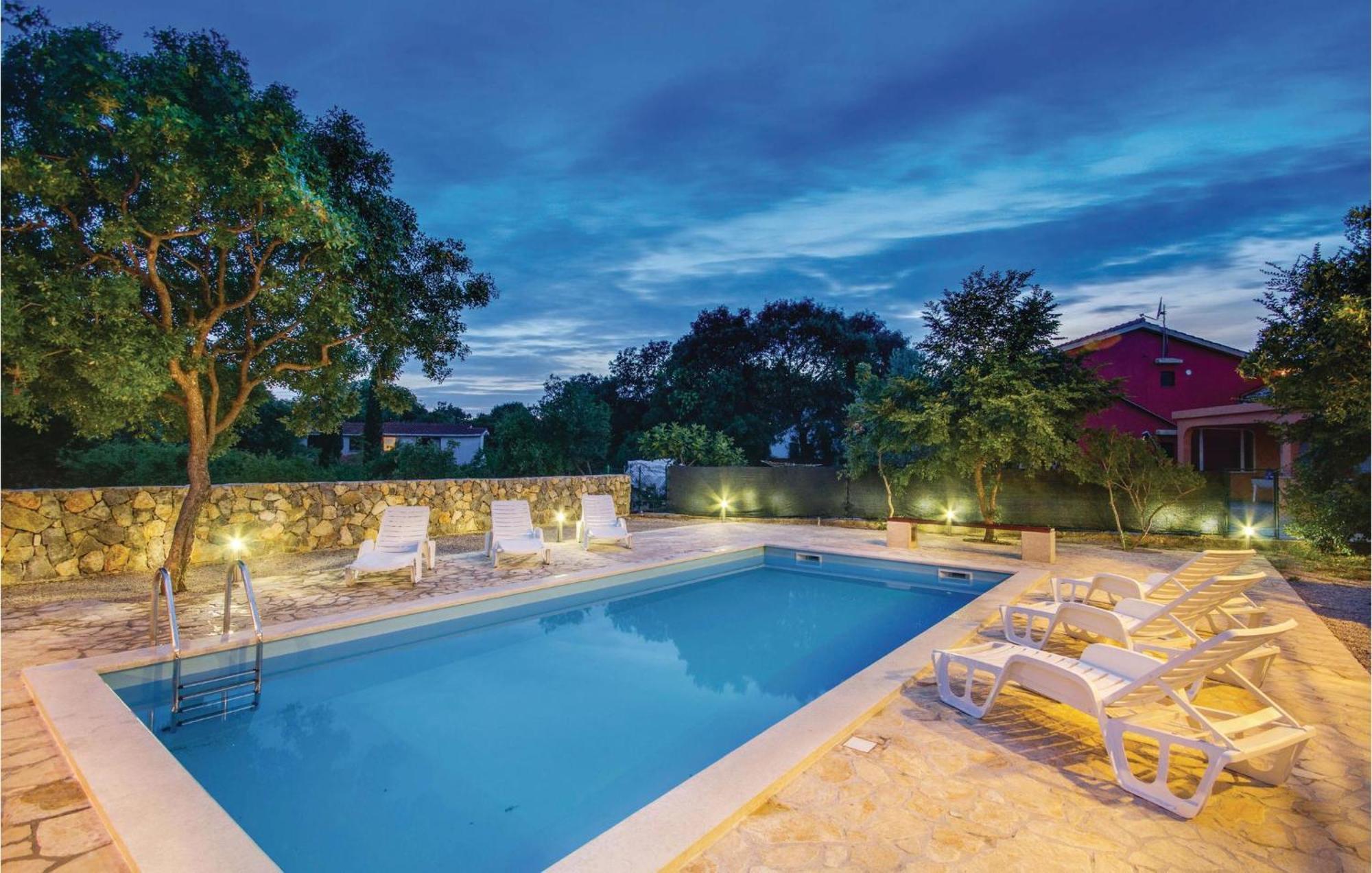 2 Bedroom Beautiful Apartment In Pinezici Exterior photo
