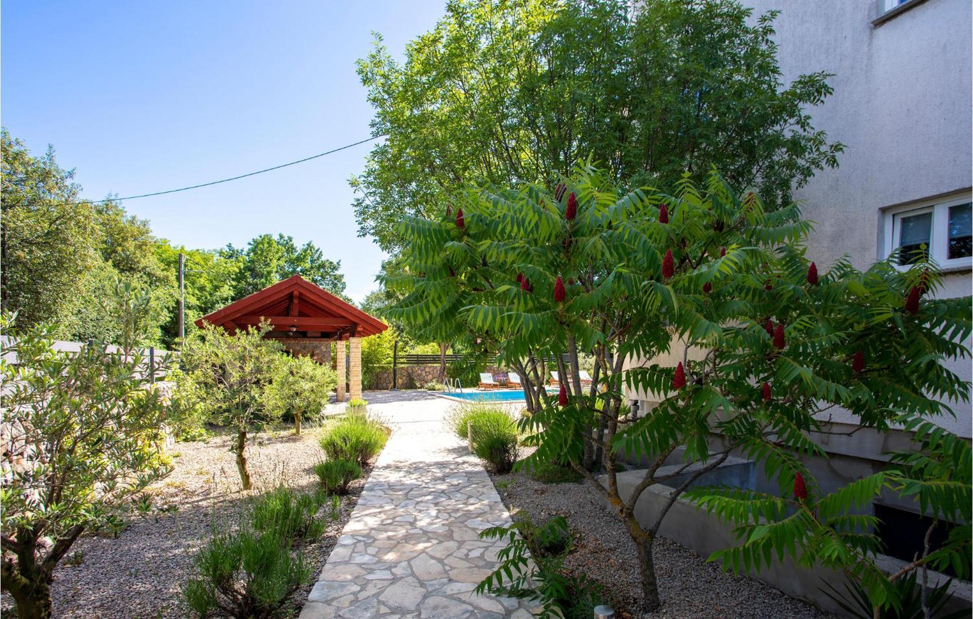 2 Bedroom Beautiful Apartment In Pinezici Exterior photo