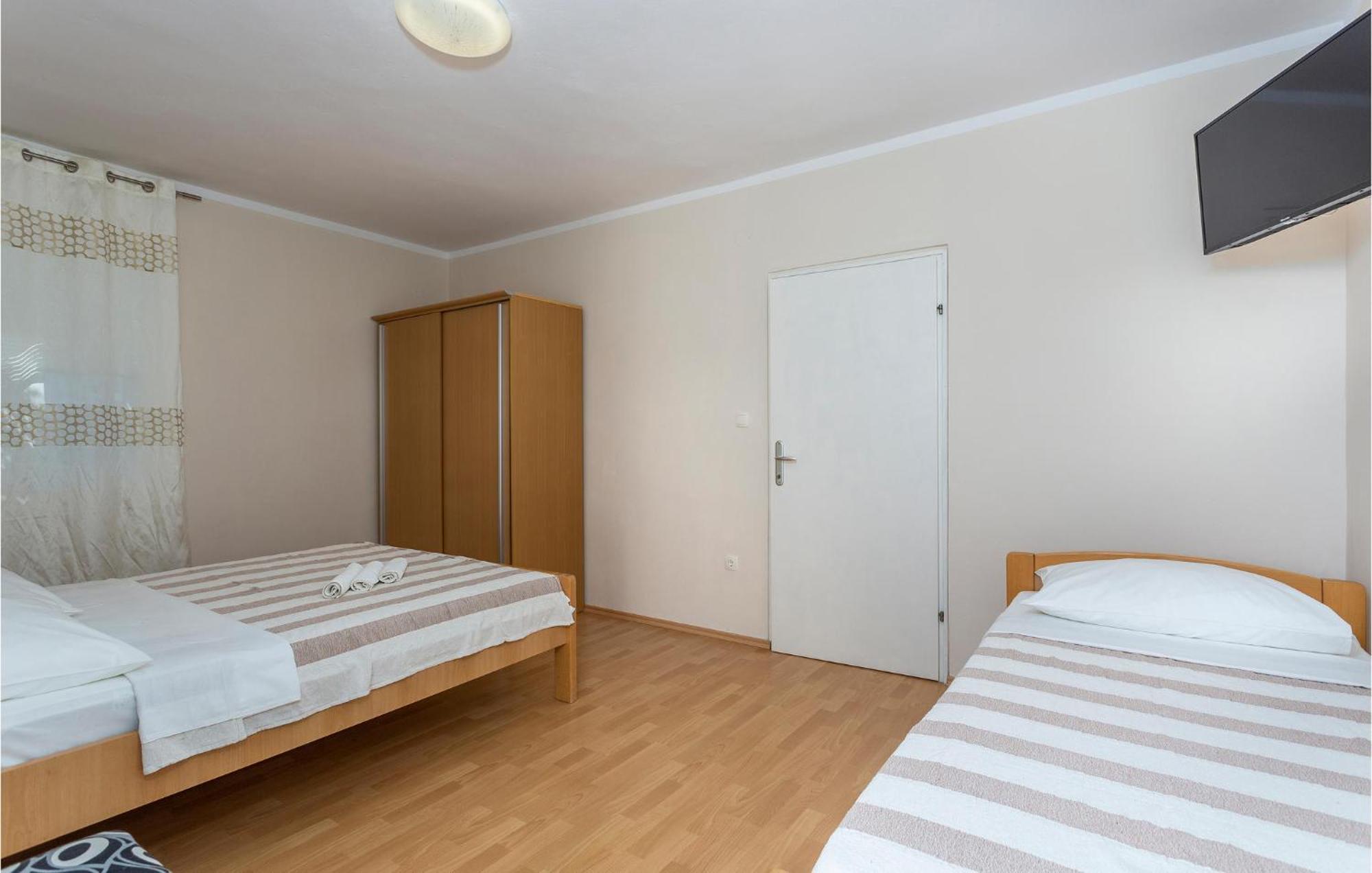 2 Bedroom Beautiful Apartment In Pinezici Exterior photo
